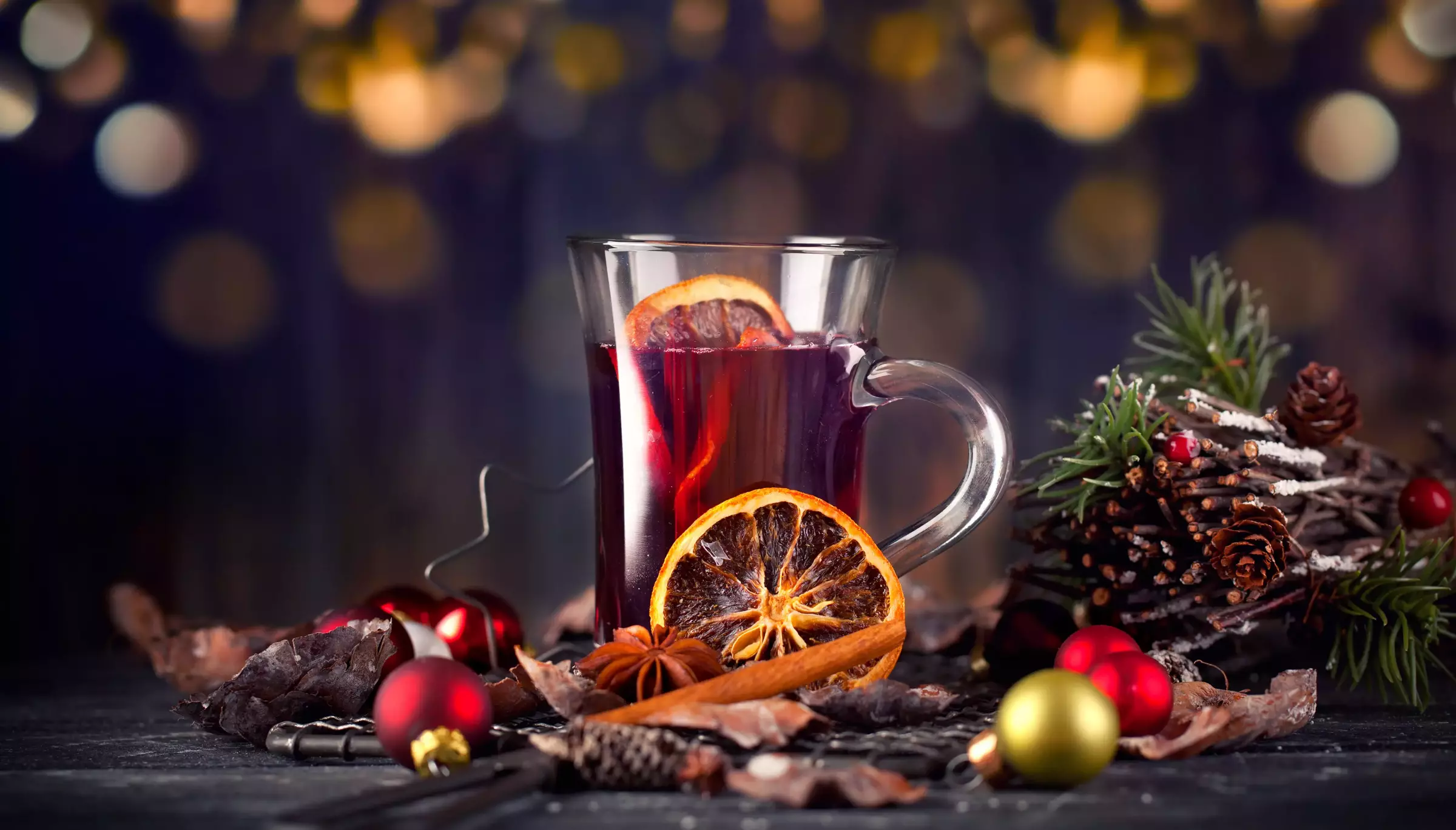 leckerer Glhwein mit Weihnachtsdeko